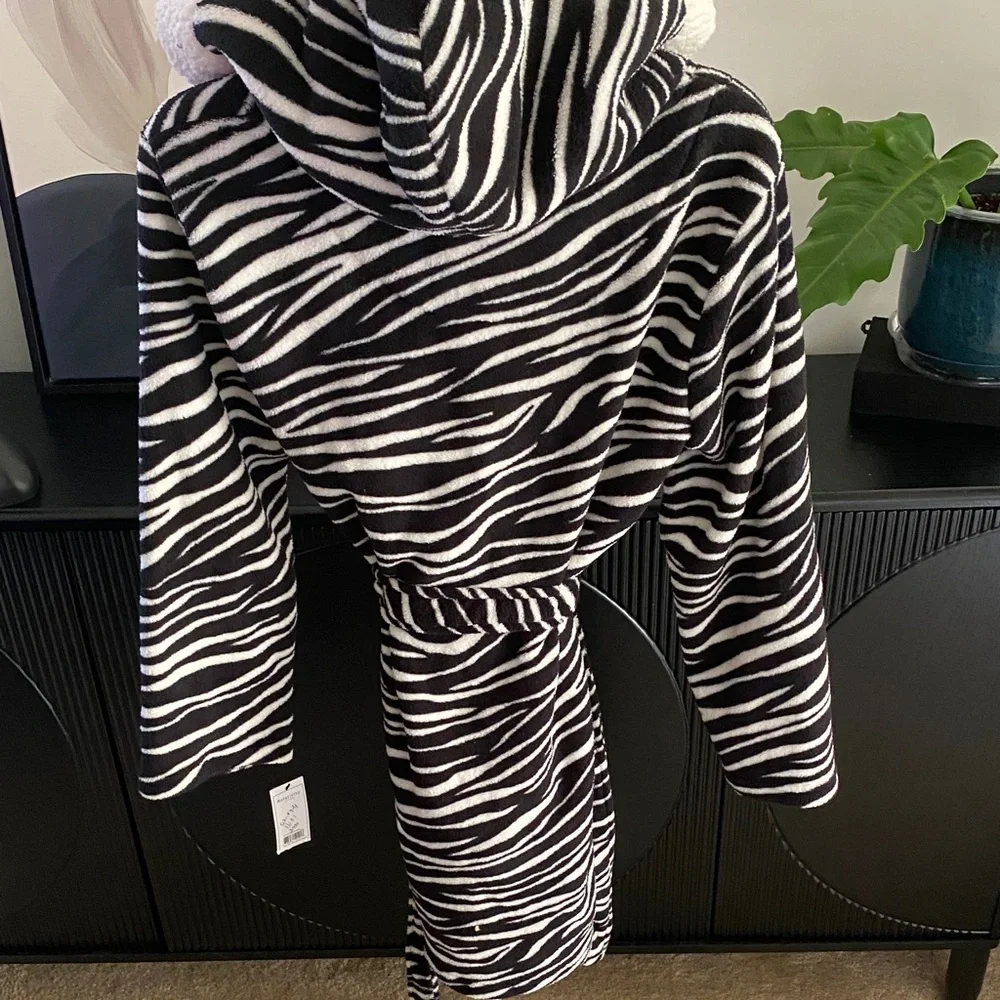 Relativity Zebra Print Hooded Robe - Picture 5 of 5
